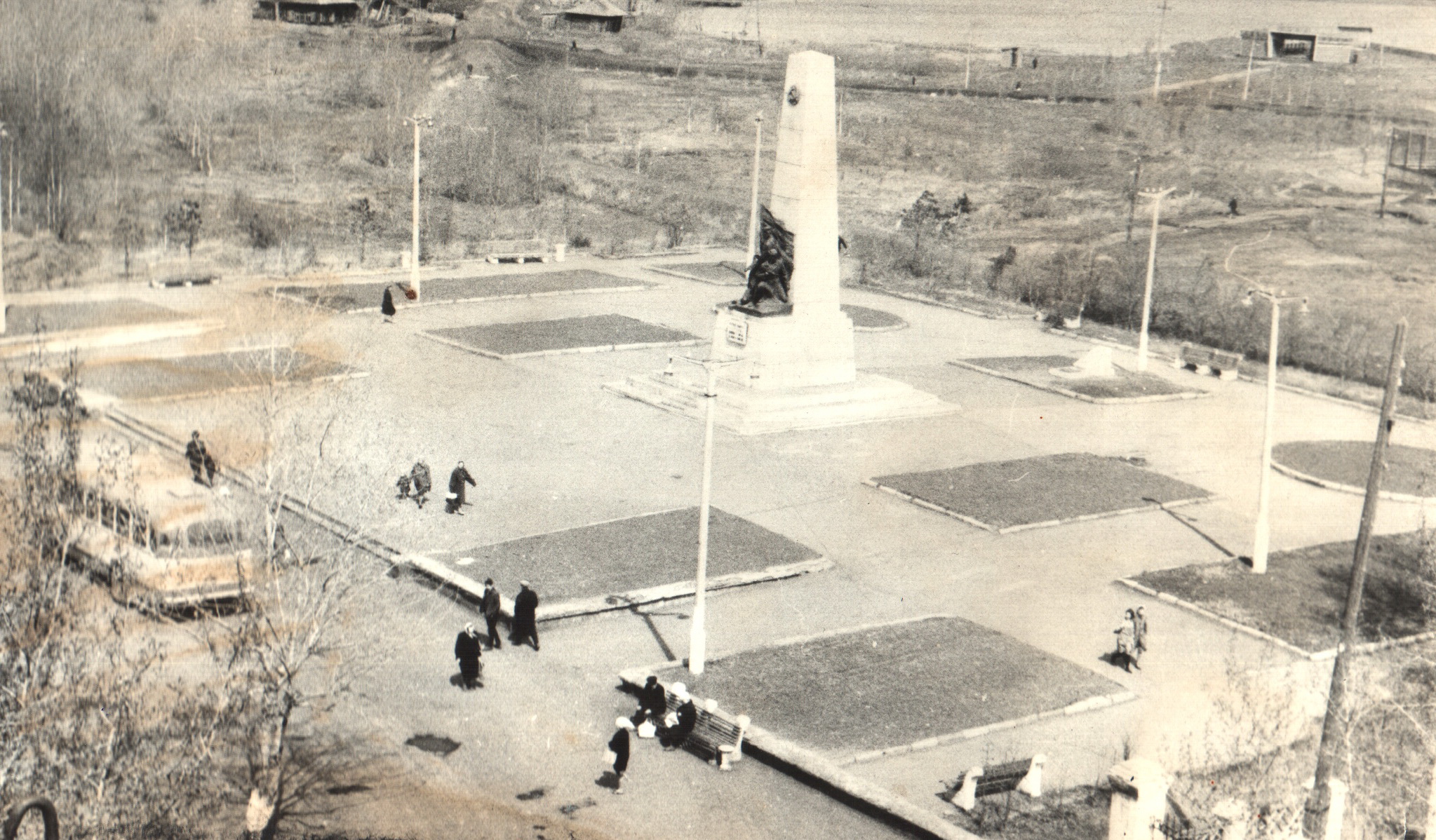 Памятник борцам за власть Советов, построен в 1957 году : Из семейного  архива Н. А. Усольцевой / Фото Н. Николаева. – Изображение (неподвижное ; двухмерное) : электронное // Анжеро-Судженск : годы, люди, события, факты : тематическая папка. – Режим доступа : Локальная сеть Центральной библиотеки г. Анжеро-Судженска, жесткий диск виртуального зала